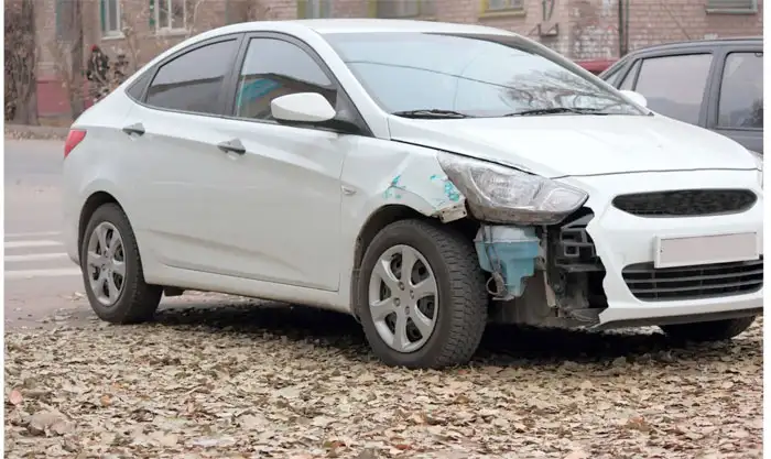 Weiße Limousine mit Motorschaden in Baden-Baden